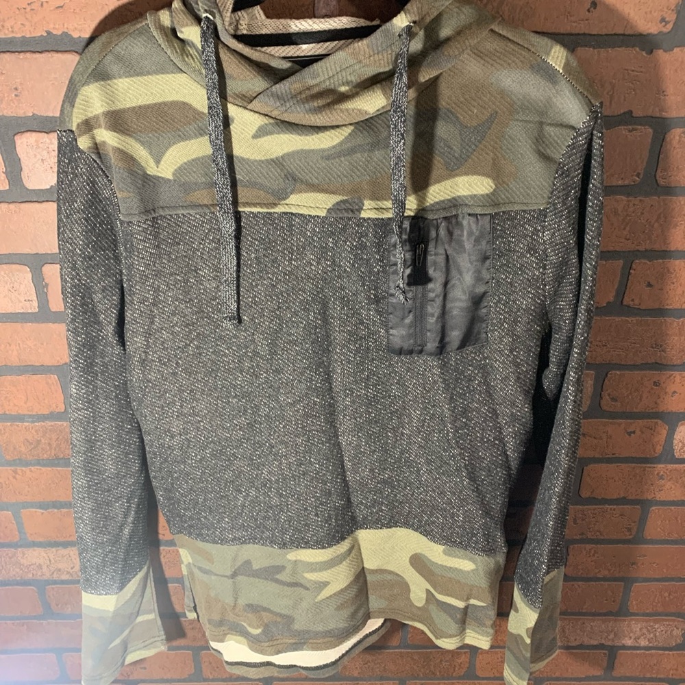 Men’s premium expression camo hoodie. Size M